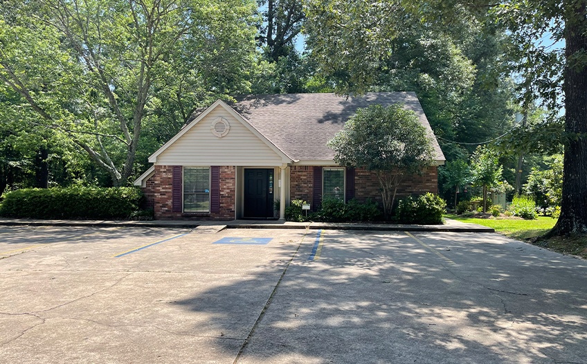 Outside view of Monroe Louisiana dental office building